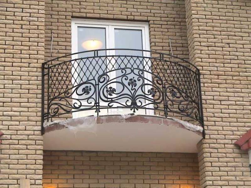 Красивый кованый балкон