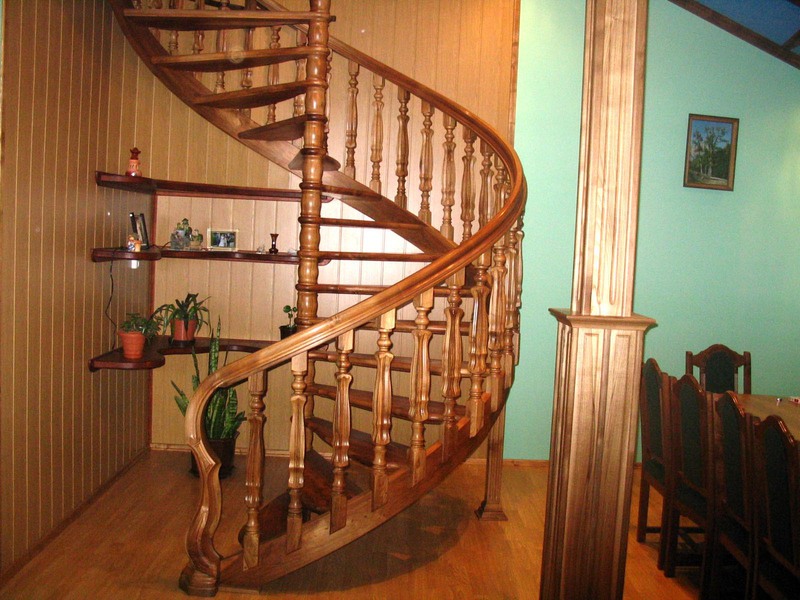 Лестница на второй этаж - компактное решение, а деревянные балясины служат для безопасности и украшения.