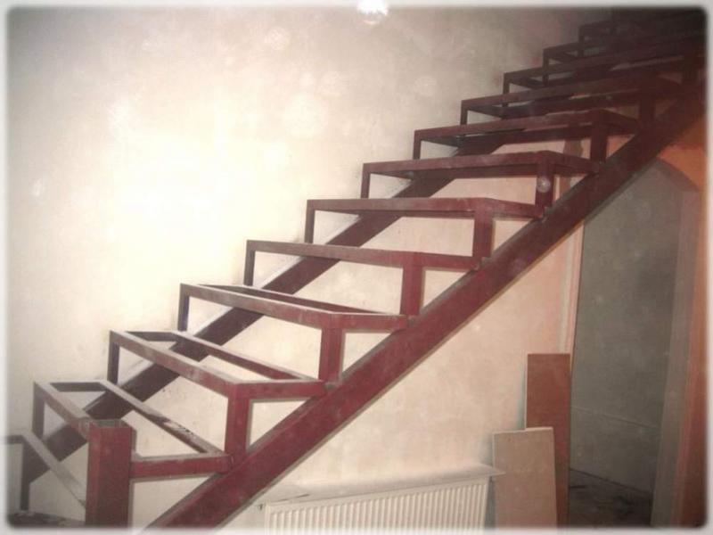 Железные лестницы на второй этаж