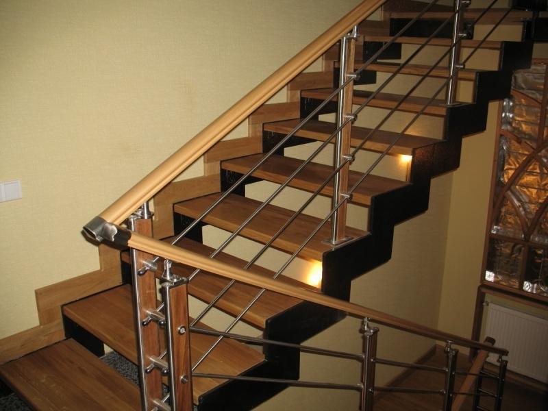 Металлическая лестница на второй этаж