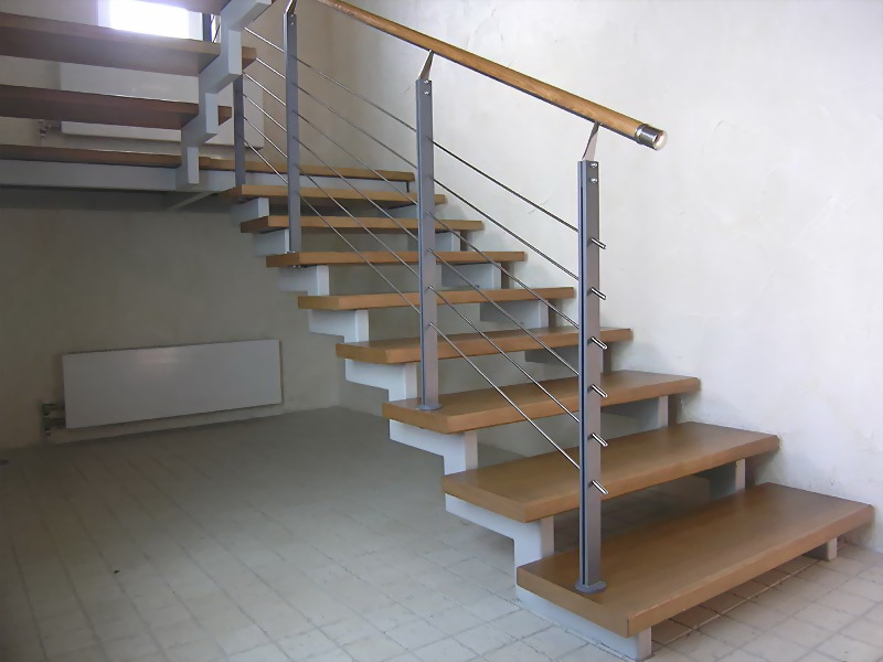 Железные лестницы на второй этаж