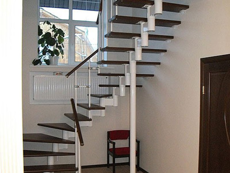 Выбор конструкции лестницы, ступеней и материала изготовления