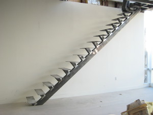 Железная лестница с деревянными ступенями