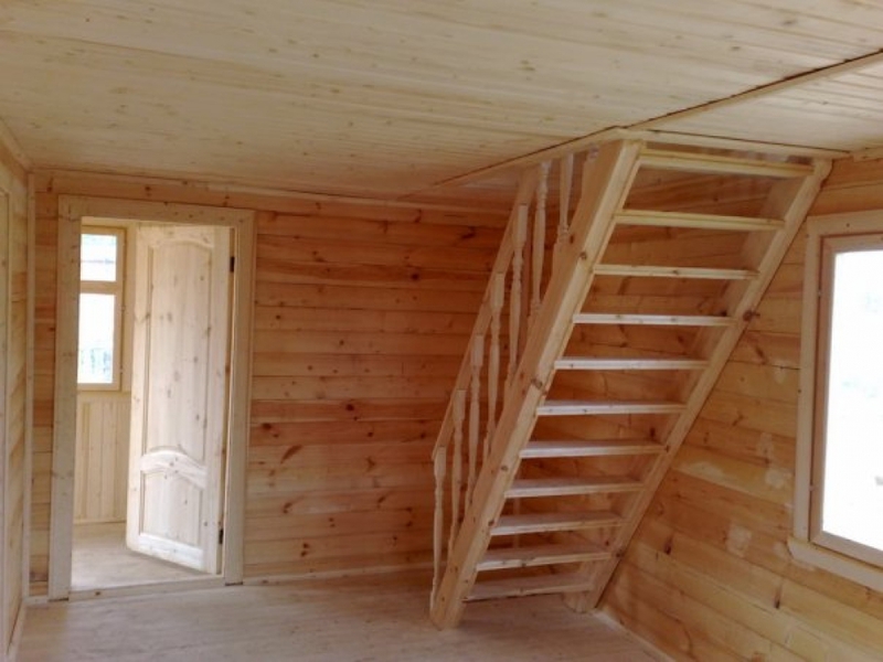 Мансардная деревянная лестница 