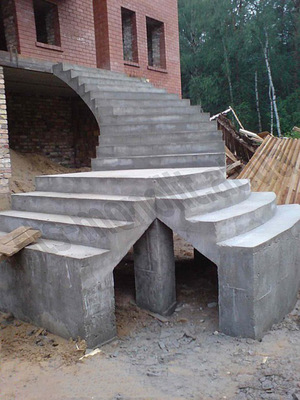 Входная лестница в дом из бетона