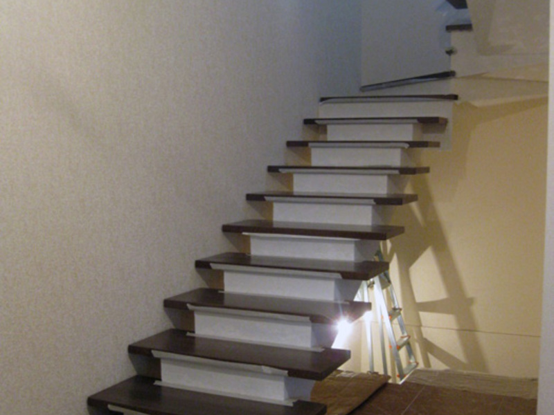 Маршевые лестницы обычно мы видим в многоквартирных домах.