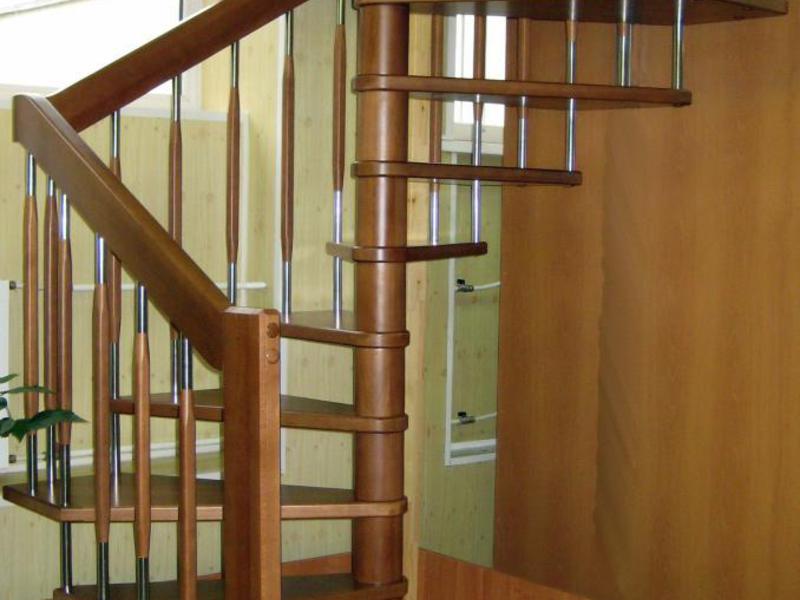 Интерьер дома с винтовой лестницей