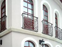 Небольшой кованый балкон