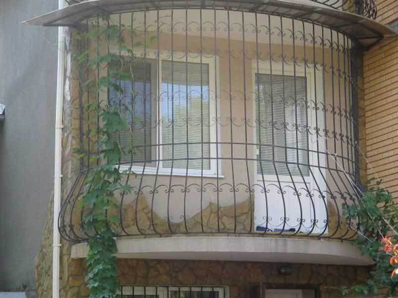 Кованые перила на балконе