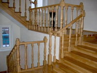 Деревянные перила на лестнице