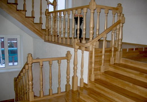 Деревянные перила на лестнице