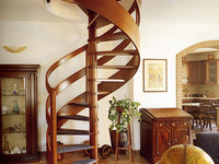 Винтовая лестница позволяет экономить место в комнате.