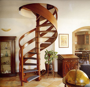 Винтовая лестница позволяет экономить место в комнате.