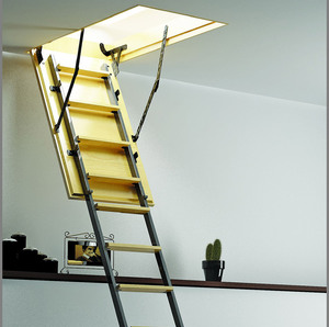 Раскладные лестницы для чердачных люков позволяют экономить место.