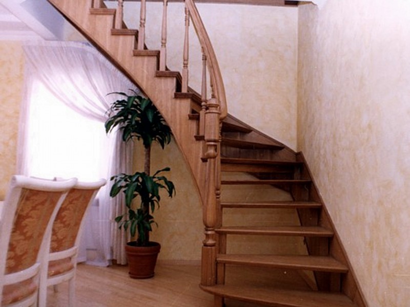 Прочная деревянная лестница