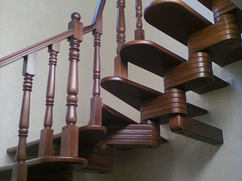 Модульная лестница на цепном косоуре может переходить из прямолинейной в винтовую лестницу, изменять направление