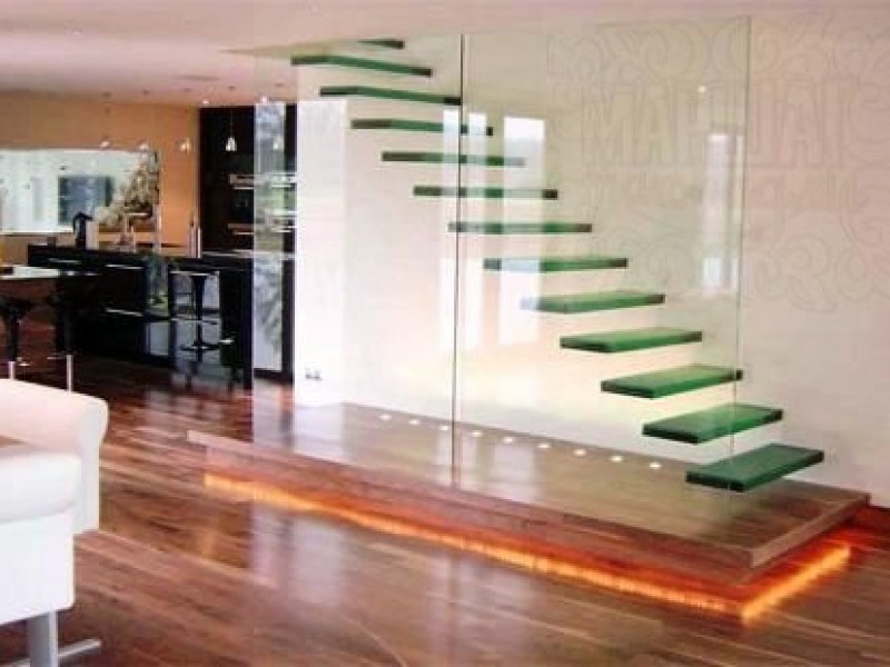 Модельная стеклянная лестница