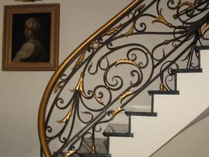 Разнообразие стилей кованых перил для лестниц.