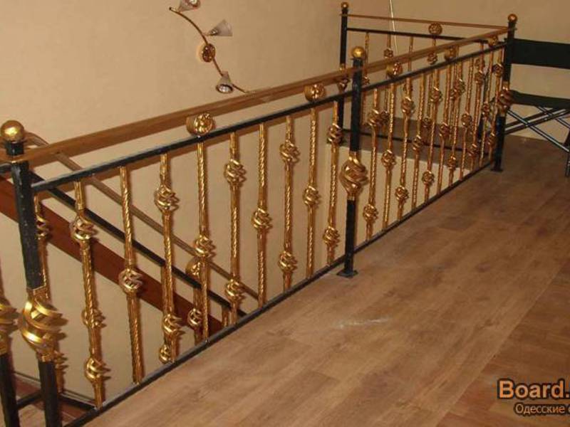 Лестница в доме с коваными перилами 