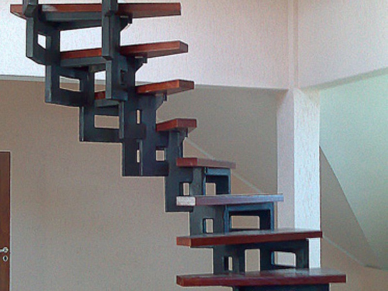 Современный дизайн лестницы в частном доме