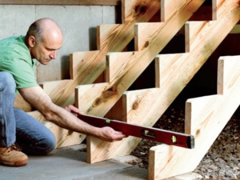 Как делается монтаж деревянной лестницы