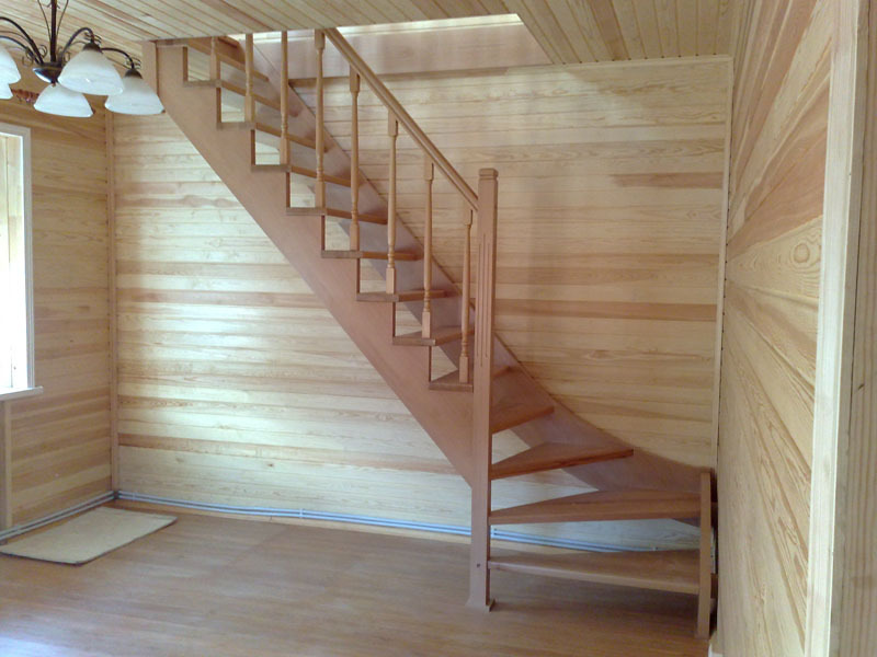 Как возводят деревянные лестницы