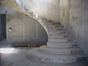 Бетонная лестница - популярное решение для дома.