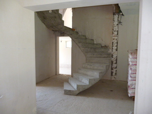 Бетонная лестница в частном доме возводится на этапе строительства.