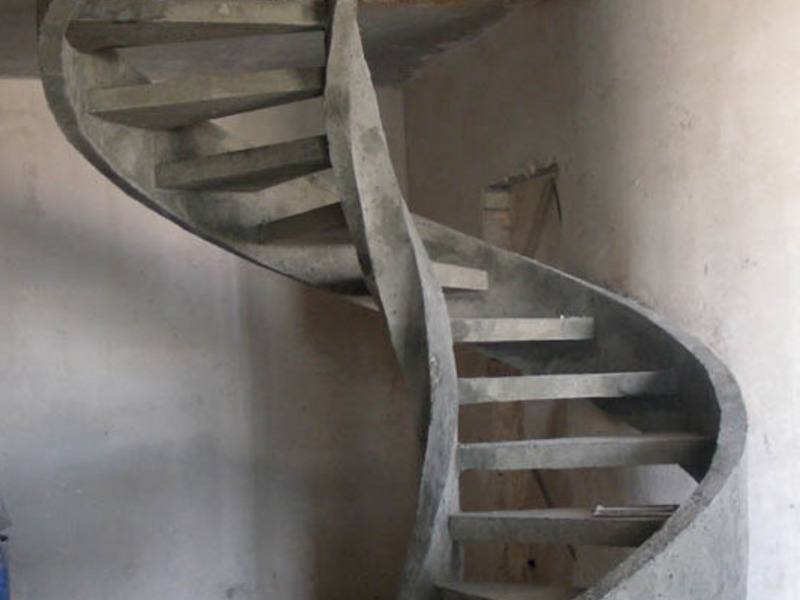 Тетивная лестница из бетона - это одна из разновидностей криволинейных конструкций.