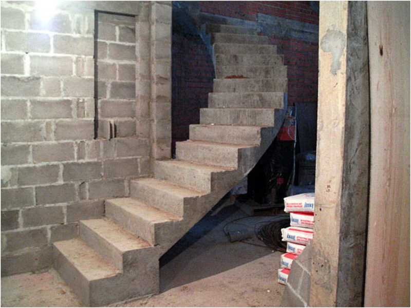 Комбинированная лестница из бетона может порадовать владельцев дома интересной формой.
